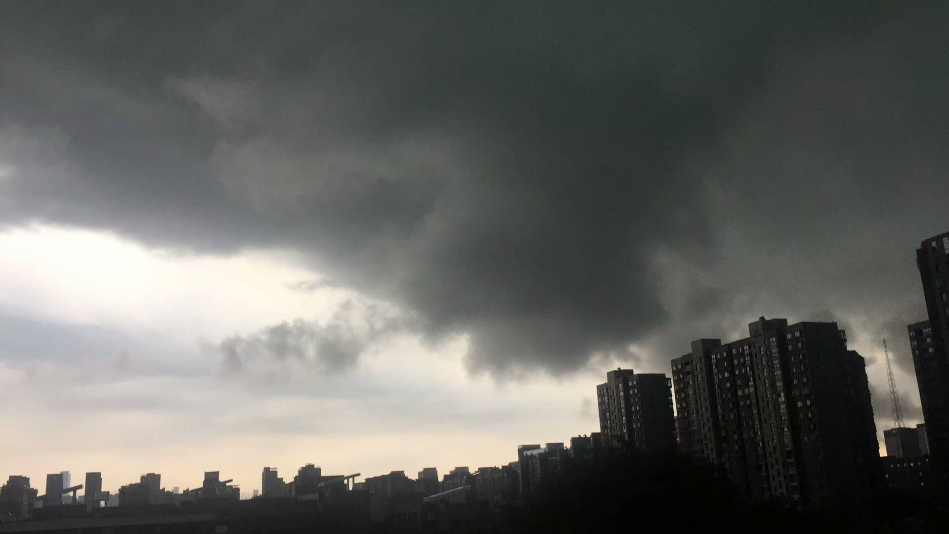 南京遭暴雨“袭”城 中山陵变瀑布--图片频道--人民网
