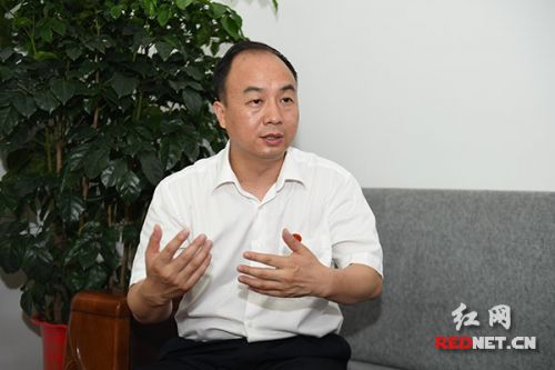 安仁县委书记李小军接受红网时刻新闻记者采访,介绍安仁稻田公园成功