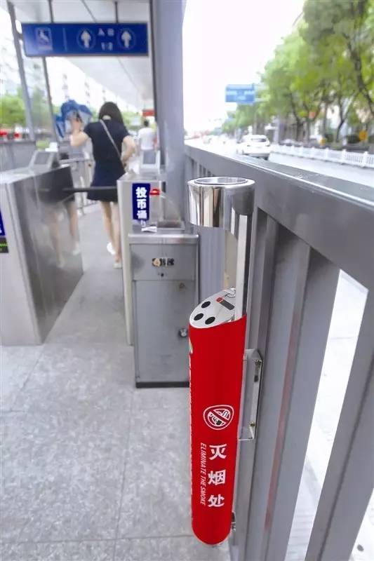 【公共交通】烟头勿乱扔!brt公交站台设置灭烟筒