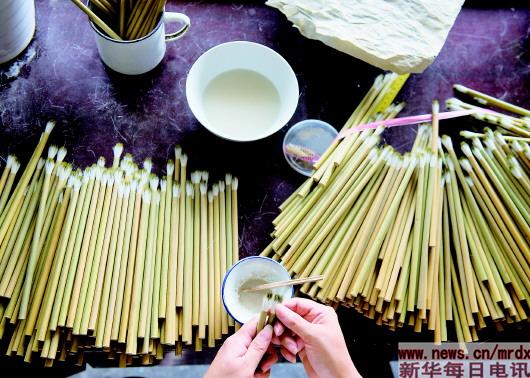 8月7日,在浙江省湖州市善琏湖笔厂,工人在传统作坊内制作湖笔.