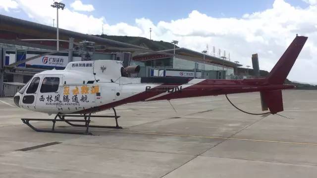 西林凤腾直升机空降九寨黄龙机场机组人员到达九寨黄龙机场合影飞行员