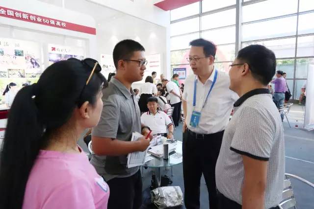 西安培华学院理事长姜波为考生及家长解答志愿填报问题