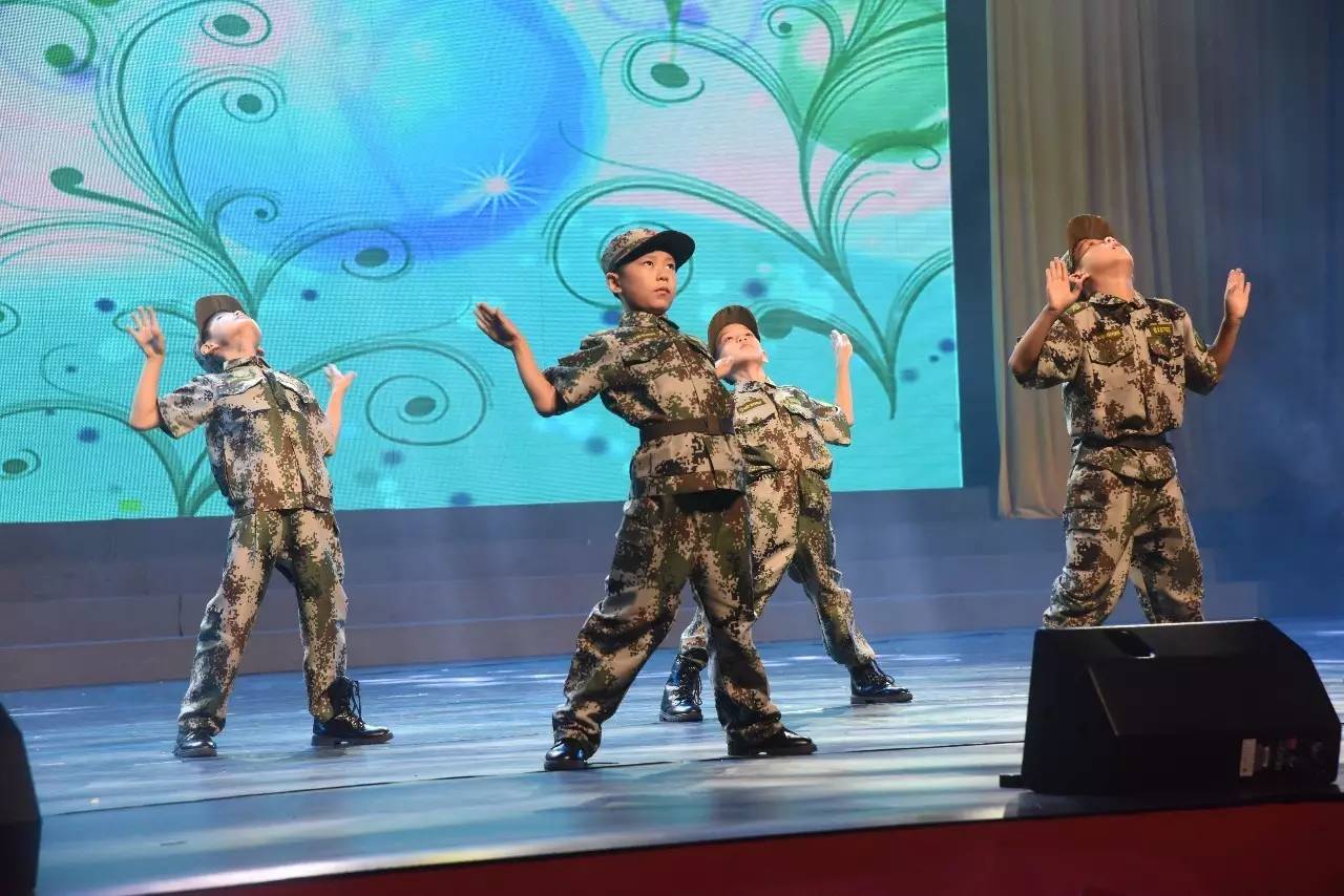 图文：驻港部队军乐队演奏行进表演-搜狐新闻中心