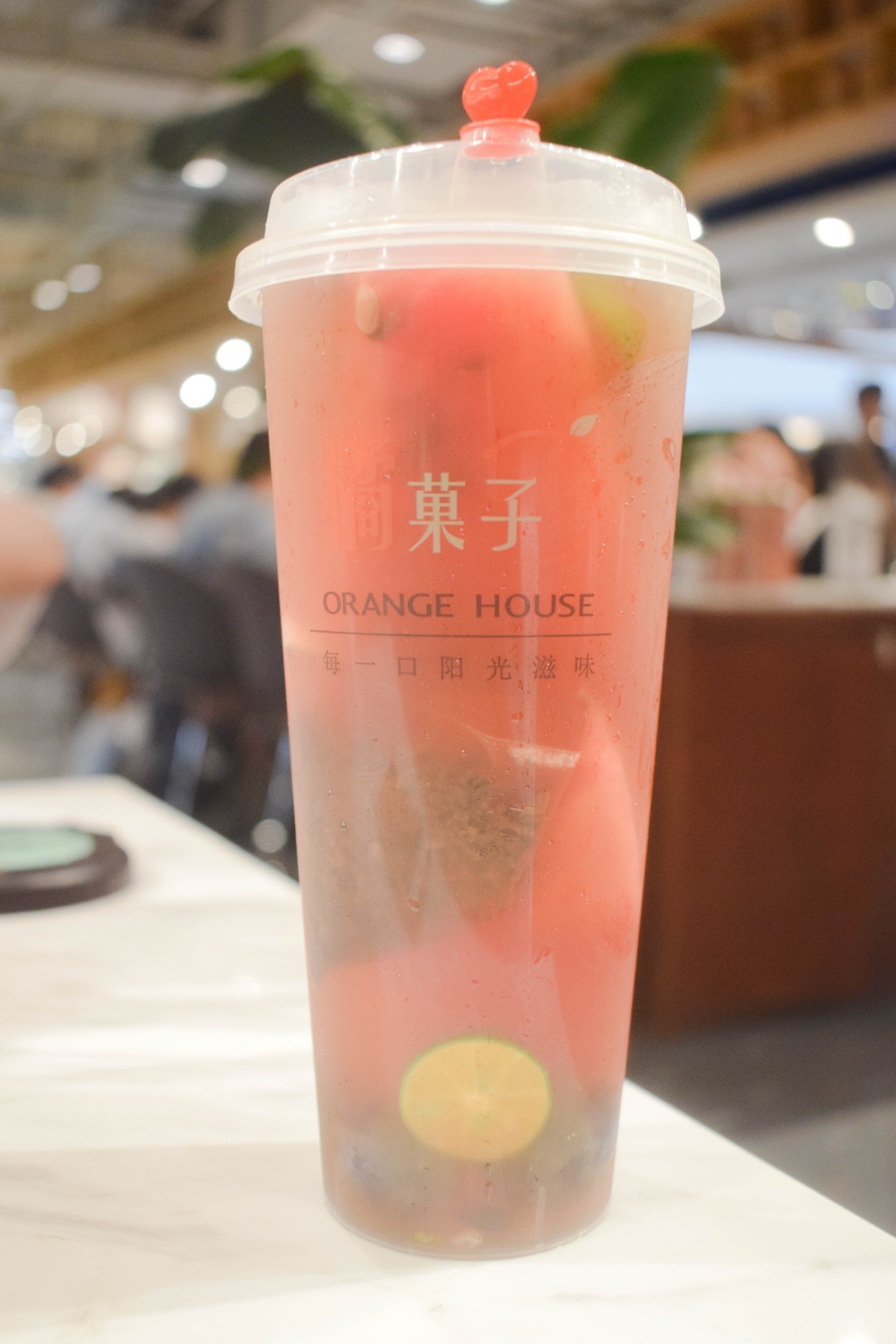 橘果子- 名称:荔枝红水果茶 容量:650ml  价钱:22rnb 茶底:绿茶 果肉