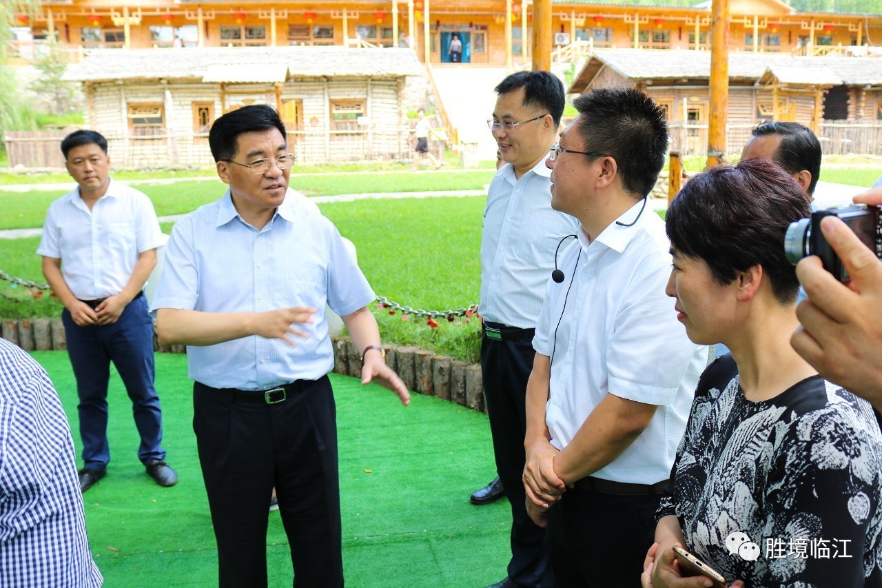 临江市副市长于宗琦,龙头山负责人为市领导介绍龙头