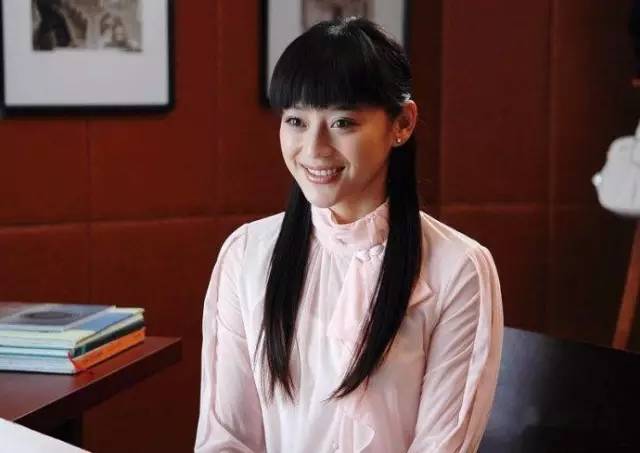 2011年, 杨幂在演《宫锁心玉》时, 袁姗姗和同学一起去探班, 她为人