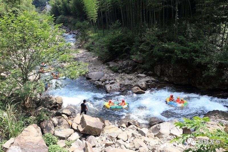 激|情|漂|流七里香溪峡谷漂流营业截止到9月下旬,每天上午10点,下午1