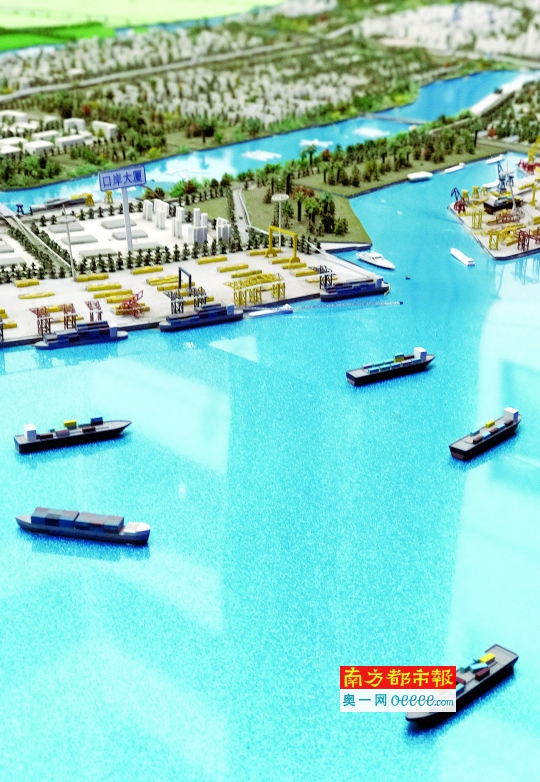 从沙盘上俯瞰南沙港四期工程概略位置及对出水域.