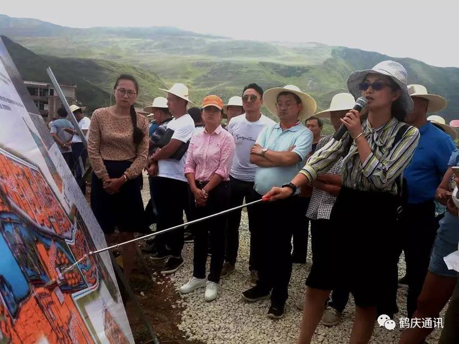 鹤庆县副县长马晓瑜在现场推介招商引资项目.