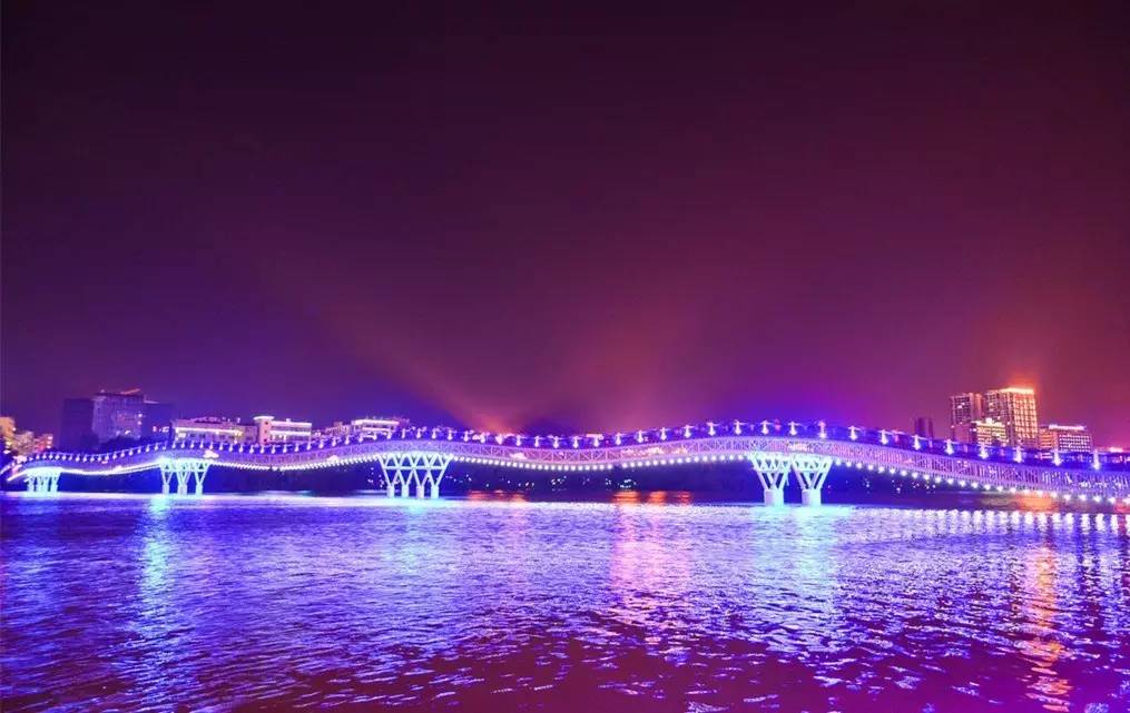 三亚情人桥位于三亚河畔,横跨河东路,河西路,是一座弯曲的木质桥.