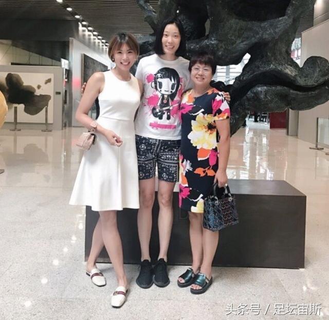 朱婷现身医院治伤,女排2队长聚首,女排黑富美携手朱婷征战日本