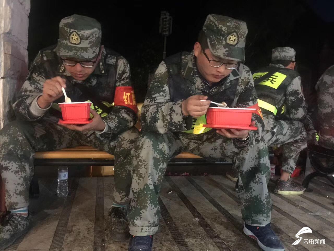 子弟兵借行酒店空地，留下100元，一段温暖而感人的故事