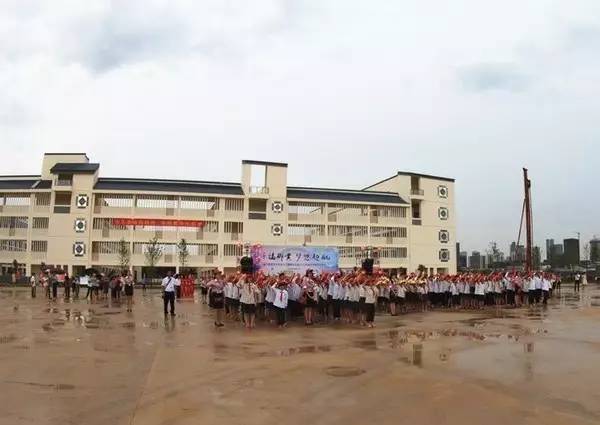 迁建后的良庆区那黄小学