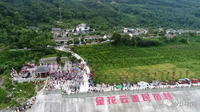 云盖村地处石亭江高景观出山口,早上和傍晚都会吹起凉爽的风,所以这里