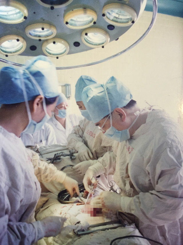 俞德祺先生成功开展子宫颈癌手术