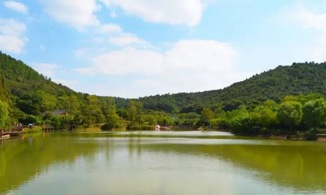 白象湾位于苏州西郊,北倚天池山脉,东邻木渎古镇,境内群峰环抱,草木