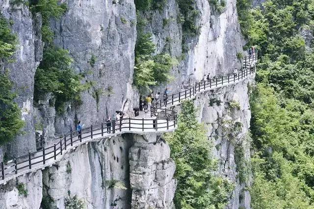 到达七星寨景区后,一路沿着恩施大峡谷的绝壁栈道游览,可以欣赏叠叠