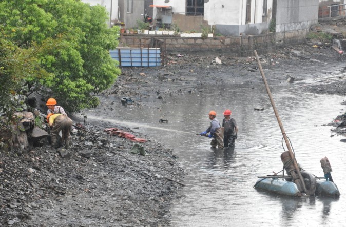 拆除違章筑立、清淤河流、廢除作坊、搬離設(shè)置…汾湖曝光境況題目立行立改！_專(zhuān)用清淤設(shè)備(圖4)