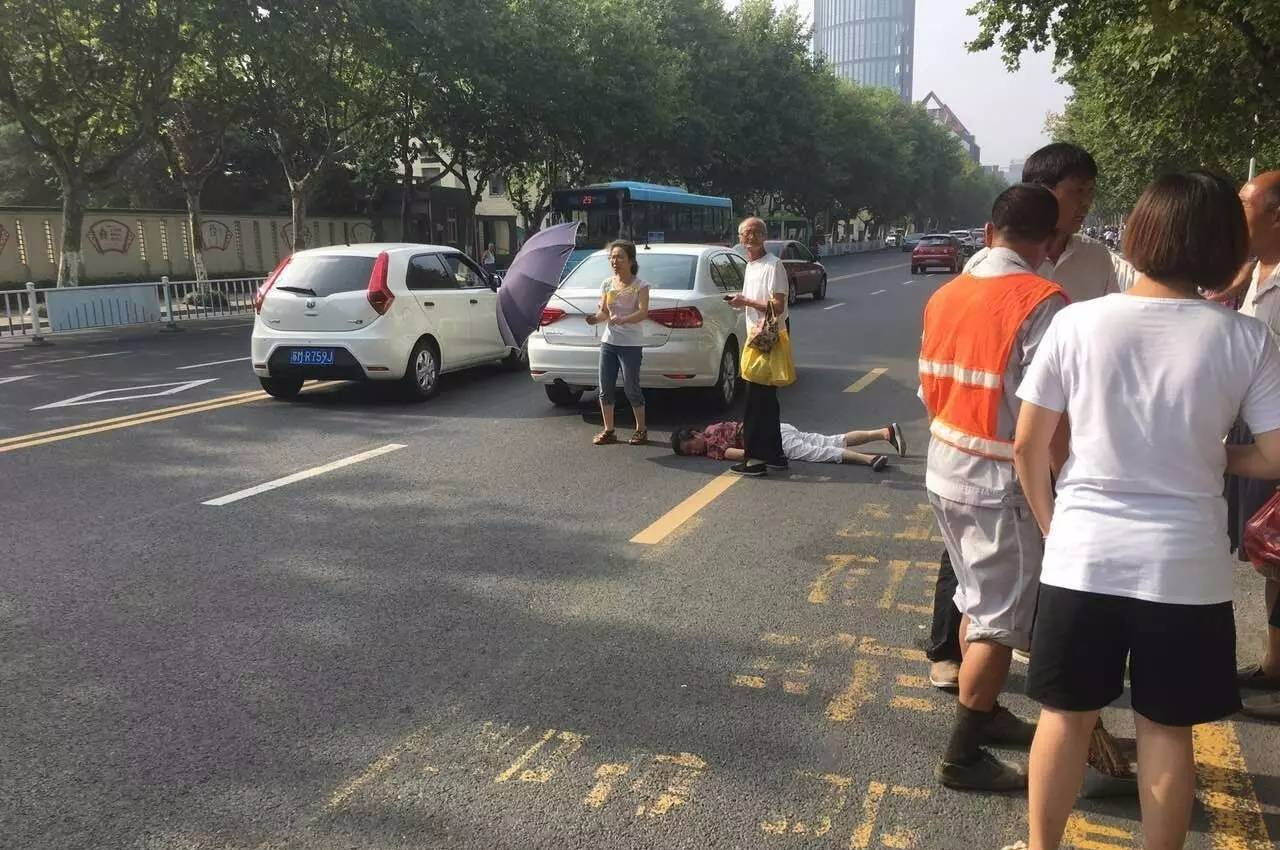 今天早上8点10分左右,泰州市区青年北路附近发生了一起交通事故.