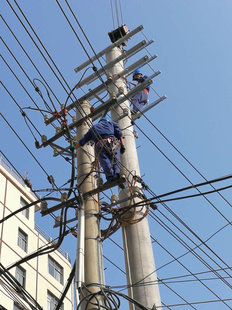 横车马华人口_健美教练马华遗体照片(2)