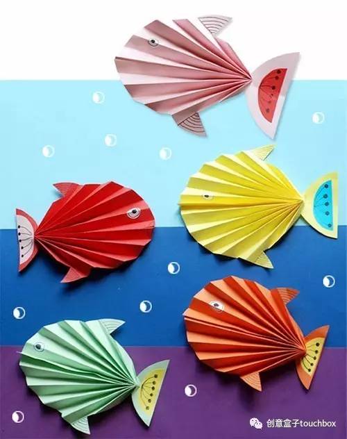 相对而言最简单的一种做法, 可以创造出不同色彩的小鱼儿.