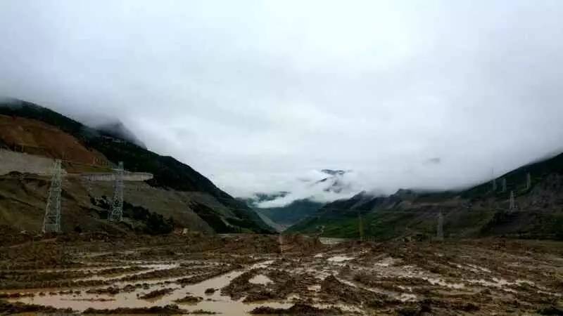 泥泞曲折援藏医疗队队长b超室副主任医师王勇高原雨季特别多发泥石流