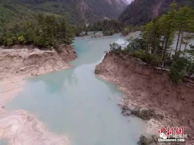 心痛!九寨沟景区地震前后对比,火花海的水都快没了.