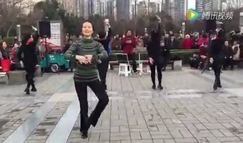 视频:72岁舞蹈家石钟琴的广场舞