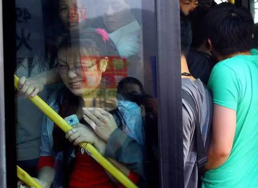 泛亚电竞实拍我国的公交车：十分拥挤每到夏天女性最为尴尬(图2)