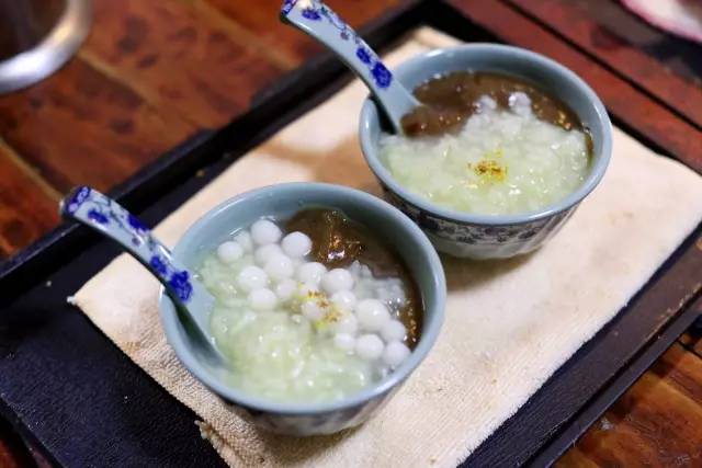 青花瓷碗底,粥底白胜雪,一层豆沙轻轻盖,这就是最传统的糖粥了.