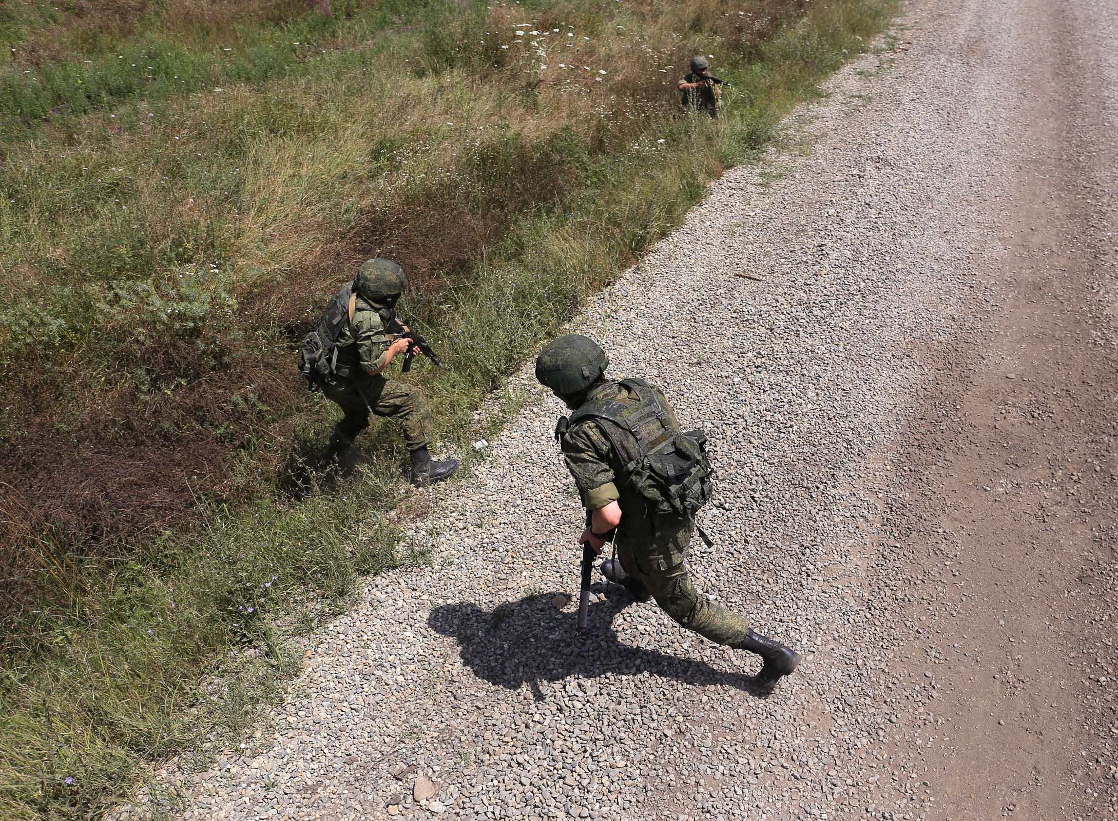 步兵在路边进行警戒.步兵掩护车队通过可能伏击区域.