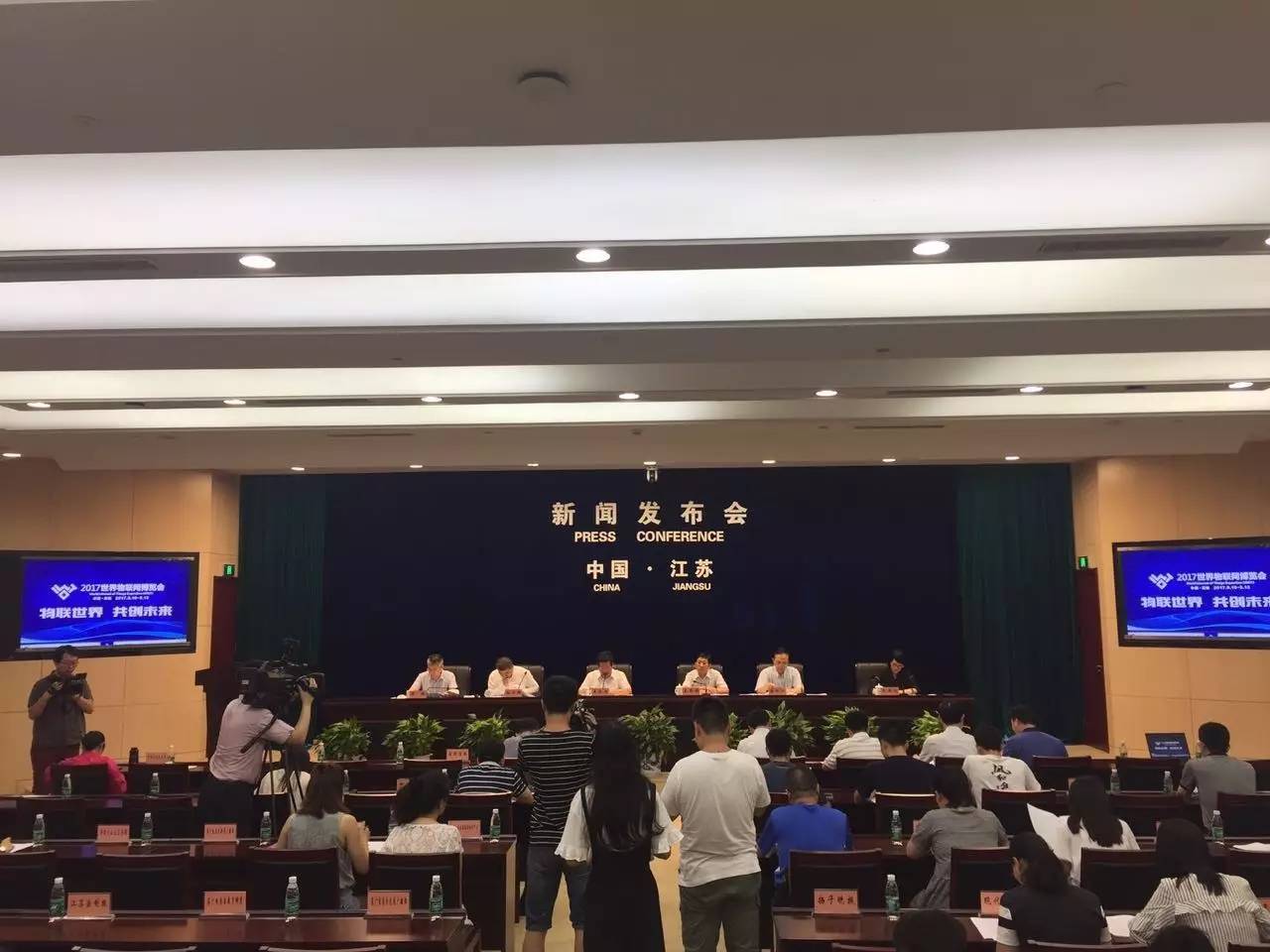 江苏省政府副秘书长王志忠,省政府副秘书长王思源,省委外宣办(省政府