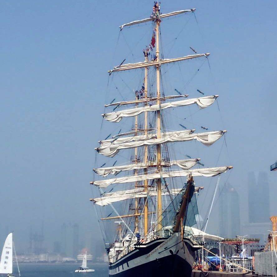 【要闻】见证中俄友谊 俄罗斯大帆船"帕拉达"号抵达青岛奥帆中心丈量