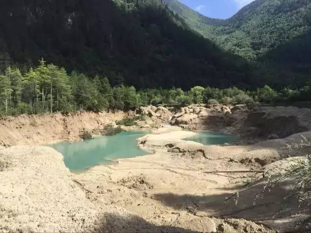 泪目!九寨沟地震前后对比:昔日美景变伤痕累累