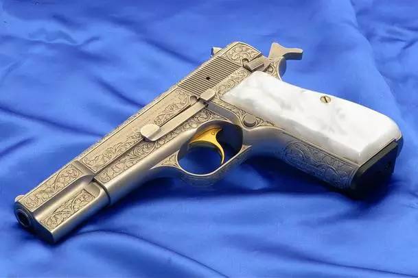 勃朗宁m1935全雕刻型礼品手枪!