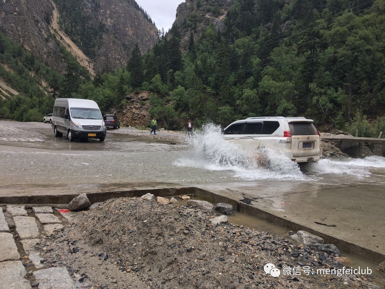 西藏自驾万里行波密头疼的山路超货车