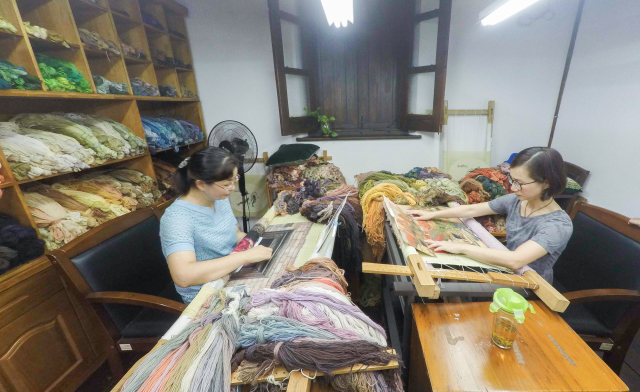 上海绒绣是国家级非物质文化遗产,高桥镇的几位传承人就在高桥绒绣馆