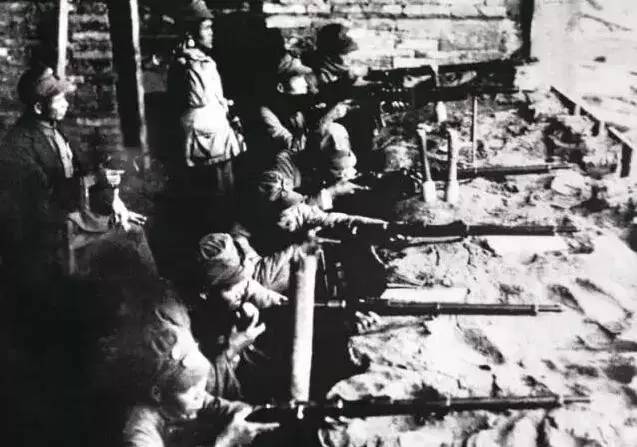 1937年8月,淞沪会战,前线官兵向日军射击