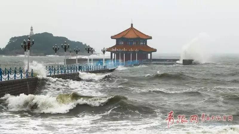 翻滚的大浪"突袭"栈桥,呈现"水漫金山"景象.