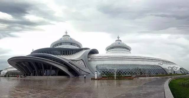 包呼和塔拉会议中心坐落在内蒙古自治区首府呼和浩特市的大青山脚下