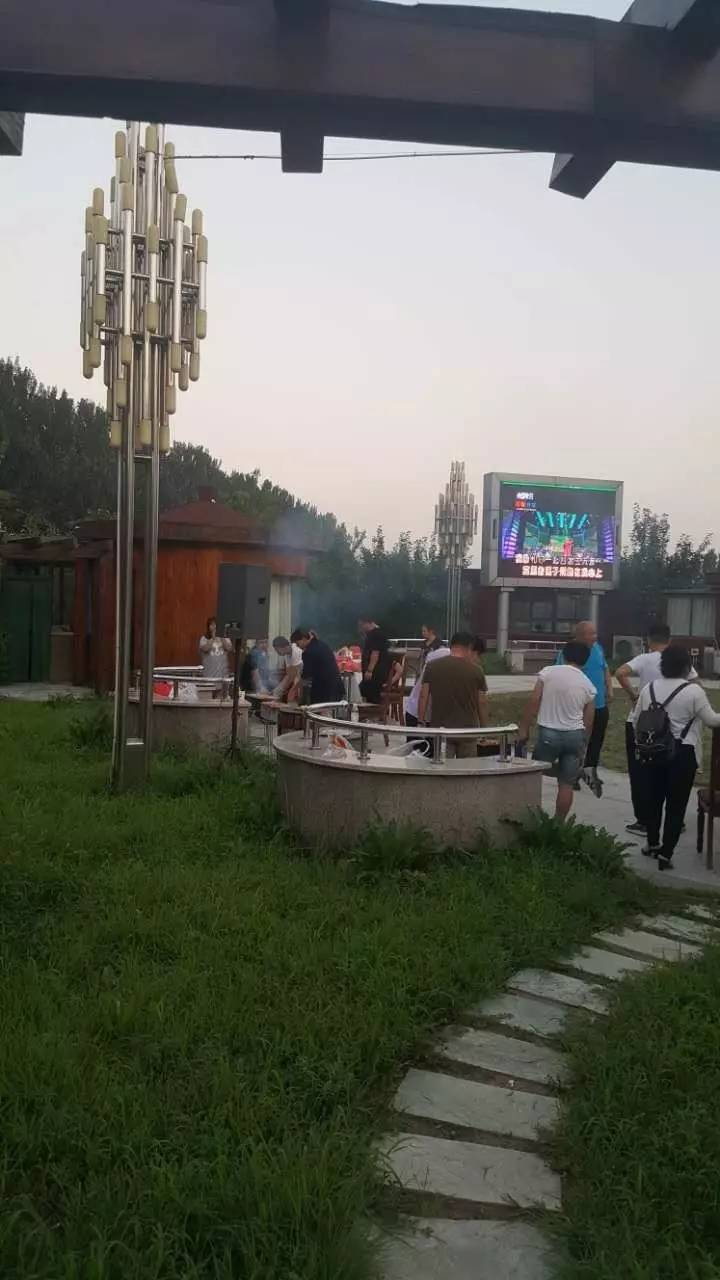 旅游 正文  篝火晚会呀~ 天圆山庄篝火晚会 一群人围坐在一起 喝喝酒