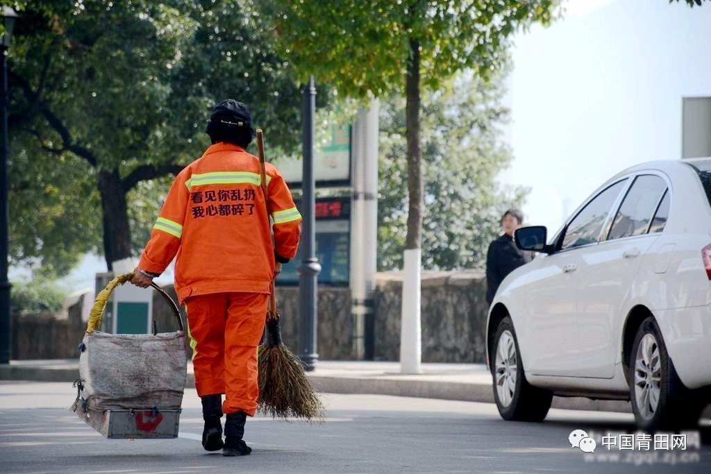 环卫工人口号_环卫工着标语马甲 老式文明宣传标语市民难接受(3)