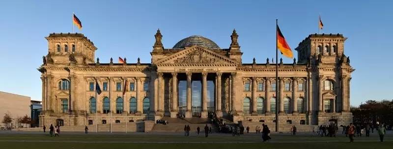 德国国会大厦是联邦议会所在地.