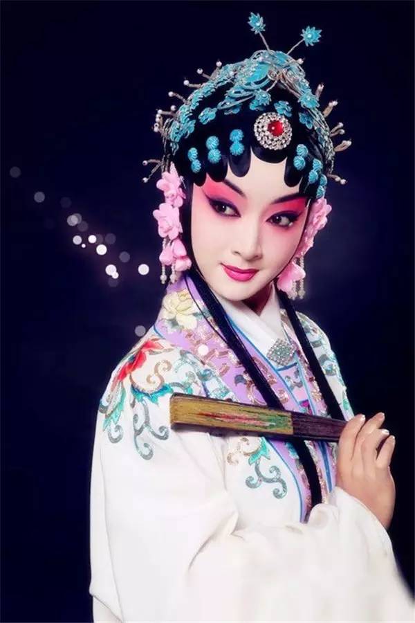 时尚 正文  两弯柳叶吊梢眉 丹凤眼,柳叶眉 是中国传统美人儿的标志