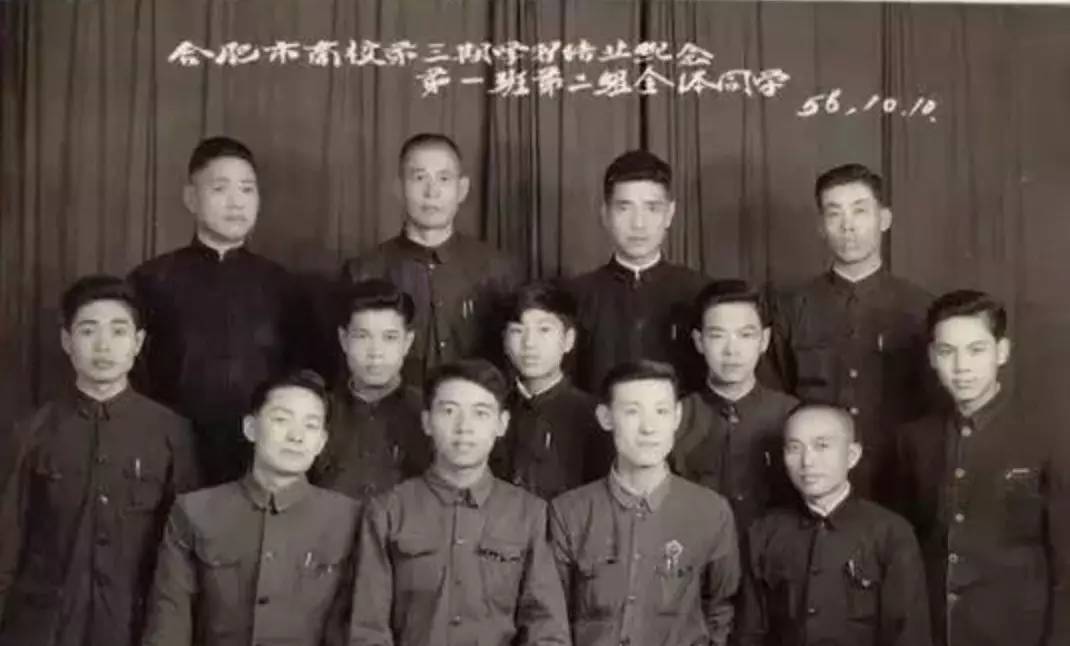 时间轴:建国后 这个时代的校服 都透露出一股浓浓的革命风采 男孩子