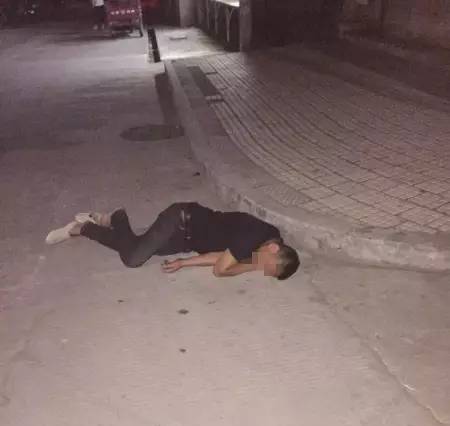 社会 正文  这位喝醉酒不省人事的男子把马路当床 大概他还觉得这张床