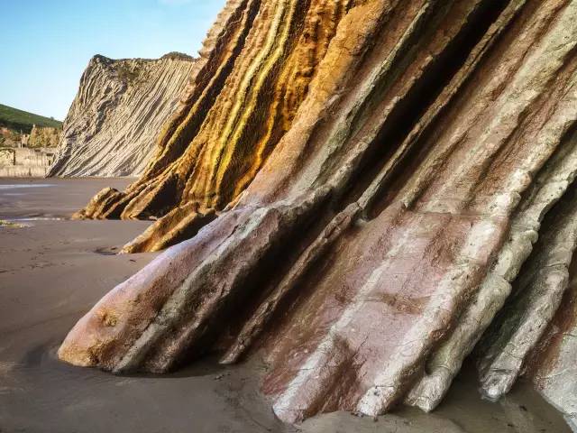 复理石是一种特殊的海相沉积岩套,由半深海,深海相沉积所构成的韵律层