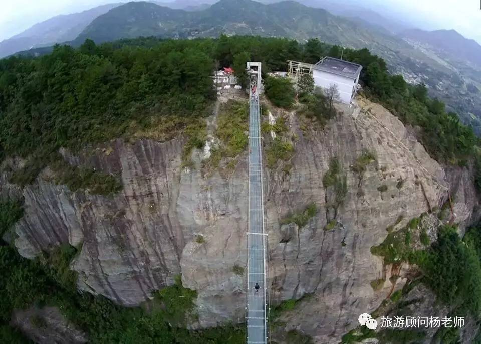 疯狂之旅国内首座高空玻璃桥景区平江石牛寨一漂跨三省冰川蟒洞峡谷