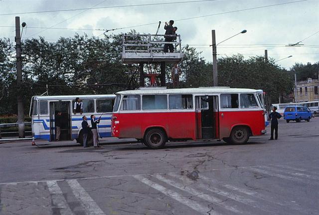 80年代初.中国街头看汽车