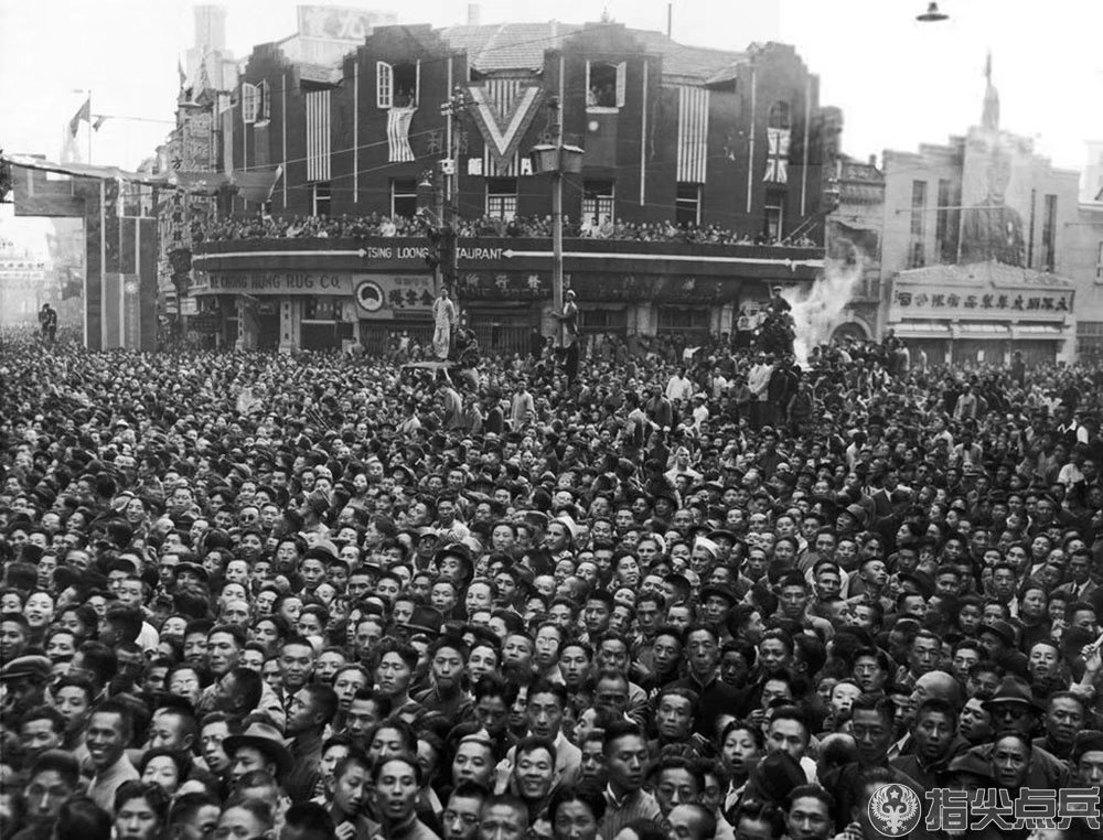历史 正文  1945年10月10日,上海,市民涌上街头庆祝抗战胜利和国庆日.